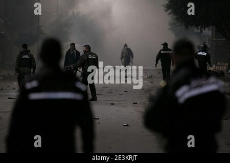 Tunis, Tunisie. 19 janvier 2021. Des officiers de la garde nationale lors d'affrontements dans la banlieue d'Ettadhamen, dans la banlieue nord-ouest de la capitale tunisienne, au milieu d'une vague de manifestations nocturnes ayant éclaté le 16 janvier. Credit: Khaled Nasraoui/dpa/Alay Live News Banque D'Images