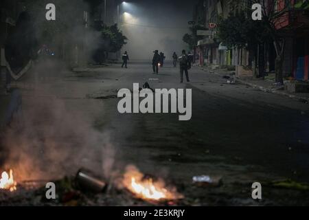 Tunis, Tunisie. 19 janvier 2021. Des officiers de la garde nationale lors d'affrontements dans la banlieue d'Ettadhamen, dans la banlieue nord-ouest de la capitale tunisienne, au milieu d'une vague de manifestations nocturnes ayant éclaté le 16 janvier. Credit: Khaled Nasraoui/dpa/Alay Live News Banque D'Images