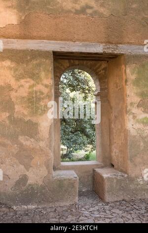 Gondar, Ethiopie - fenêtre avec sièges à l'intérieur du Palais d'Iyasu I à l'intérieur de l'enceinte royale Banque D'Images