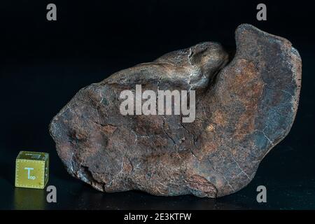 Météorite chondrite isolée, pièce de roche formée comme un astéroïde dans l'univers au cours de la création du système solaire Banque D'Images