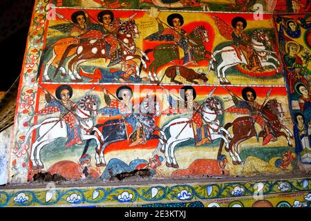 Les peintures de l'église Kidane Mehret sur le lac Tana, près de Bahir Dar, semblent représenter les Croisés orthodoxes éthiopiens à cheval, armés de lances, mur Banque D'Images