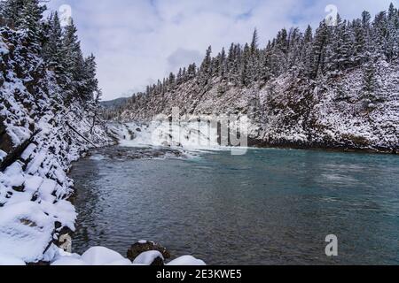 Point de vue de Bow Falls en hiver enneigé. Parc national Banff, rivière Bow pittoresque, Rocheuses canadiennes. Banque D'Images