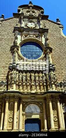 Façade et entrée à la basilique du monastère de Montserrat Banque D'Images