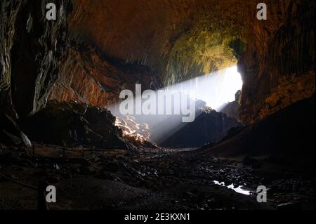 sun Ray entre par l'ouverture dans Deer Cave Banque D'Images