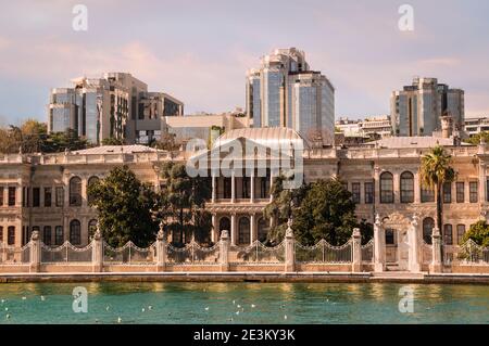 Vue sur le coucher du soleil sur la rive du détroit de Bosporus avec le palais de Dolmabahce, un musée dans le palais sultan ottoman orné dans le quartier de Besiktas d'Istanbul Banque D'Images