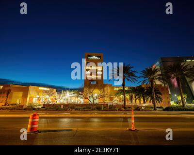 Las Vegas, 8 JANVIER 2021 - vue nocturne des magasins d'usine Las Vegas North Premium Outlets Banque D'Images