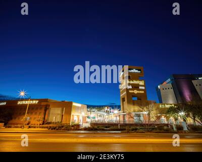 Las Vegas, 8 JANVIER 2021 - vue nocturne des magasins d'usine Las Vegas North Premium Outlets Banque D'Images