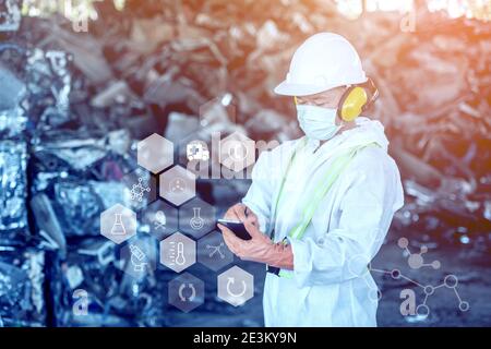 Usine de traitement des déchets. Bouteilles en plastique de procédé technologique à l'usine pour le traitement et le recyclage. L'usine de recyclage des travailleurs, les ingénieurs est o Banque D'Images