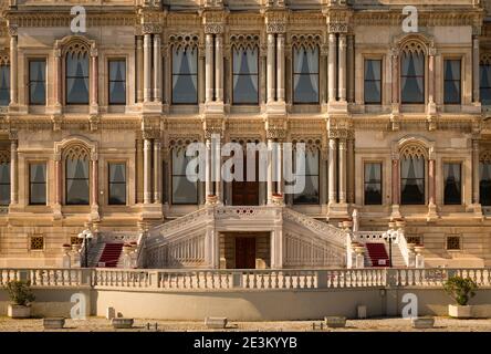 Vue depuis les eaux du détroit de Bosporus sur le bâtiment principal du palais glamour de Ciragan, un palais tombale historique et orné dans le quartier de Besiktas Banque D'Images