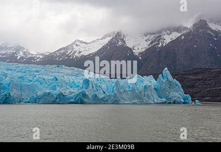 Glacier Gray par le lac Grey avec la montagne des Andes dans le brouillard, parc national Torres del Paine, Patagonie, Chili.
