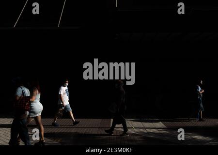 Santiago, Metropolitana, Chili. 19 janvier 2021. Des piétons avec des masques traversent le centre de Santiago, dans les dernières heures de la journée, au milieu de la pandémie du coronavirus. Credit: Matias Basualdo/ZUMA Wire/Alamy Live News Banque D'Images