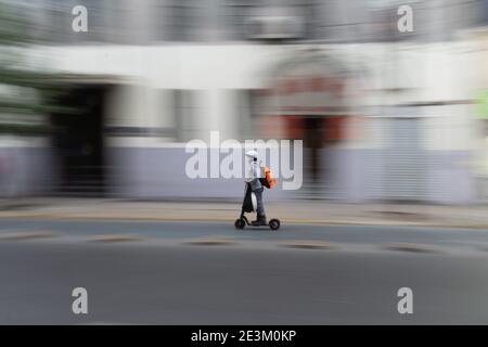 Santiago, Metropolitana, Chili. 19 janvier 2021. Un homme conduit son scooter à travers le centre de Santiago. Photo prise à une vitesse d'obturation lente. Credit: Matias Basualdo/ZUMA Wire/Alamy Live News Banque D'Images