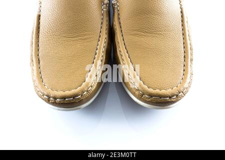 Chaussures de front en cuir classiques pour hommes sur fond blanc Banque D'Images