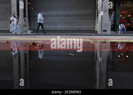 Santiago, Metropolitana, Chili. 19 janvier 2021. Le reflet des piétons avec des masques qui traversent le centre de Santiago, au milieu de la pandémie du coronavirus. Credit: Matias Basualdo/ZUMA Wire/Alamy Live News Banque D'Images