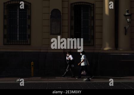 Santiago, Metropolitana, Chili. 19 janvier 2021. Des piétons avec des masques traversent le centre de Santiago, dans les dernières heures de la journée, au milieu de la pandémie du coronavirus. Credit: Matias Basualdo/ZUMA Wire/Alamy Live News Banque D'Images