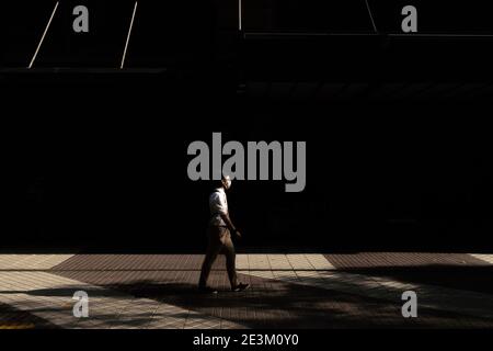 Santiago, Metropolitana, Chili. 19 janvier 2021. Un piéton avec un masque traverse le centre de Santiago, dans les dernières heures de la journée, au milieu de la pandémie du coronavirus. Credit: Matias Basualdo/ZUMA Wire/Alamy Live News Banque D'Images