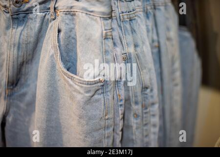 Jeans en denim accrochés sur les tablettes du magasin Banque D'Images