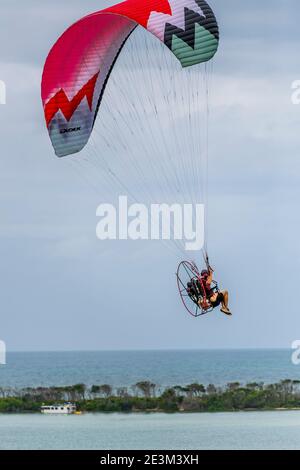 Parapente puissante dans l'air au-dessus du passage Pumicestone près de Caloundra, Queensland, Australie Banque D'Images