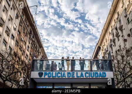 Buenos Aires, Argentine. 26 octobre 2019. Touristes vus à un point de vue sur une station de surveillance de la police qui surplombe l'Obelisco.connu pour son architecture européenne éclectique et une vie culturelle riche, Buenos Aires, avec une population d'environ 3 millions de personnes (16 si vous considérez le grand Buenos Aires) est prospère et pleine de vie, une ville au rythme de ses propres. Crédit : Patricio Murphy/SOPA Images/ZUMA Wire/Alay Live News Banque D'Images