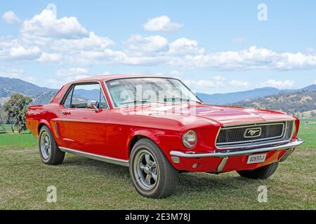 Rouge vif 1968 Ford Mustang V8 première génération Hardtop coupé. Banque D'Images