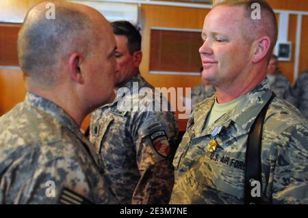 Le major-général David Hogg remet une médaille de réalisation du Service conjoint au Sergent-maître John Wood (4524968675). Banque D'Images