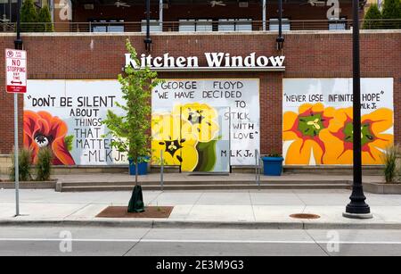 A embarqué dans les magasins de Minneapolis, Minnesota, avec des citations de MLK pendant les troubles sociaux suite à l'assassinat de George Floyd Banque D'Images
