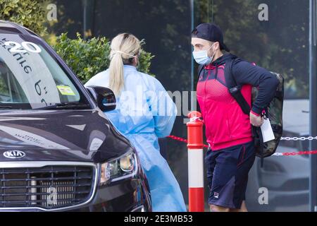 Melbourne, Australie. 20 janvier 2021 : les joueurs pour l'Open d'Australie 2021 sont vus quitter l'hôtel Pullman pour une séance d'entraînement supervisée. Environ 1200 joueurs de tennis et officiels sont arrivés à Melbourne via 15 avions affrétés et doivent subir une période de quarantaine de 14 jours avant d'être autorisés à participer. L'hôtel Pullman est l'un des trois hôtels utilisés pour la quarantaine des joueurs. Sydney Low/Cal Sport Media Credit: CAL Sport Media/Alay Live News Banque D'Images