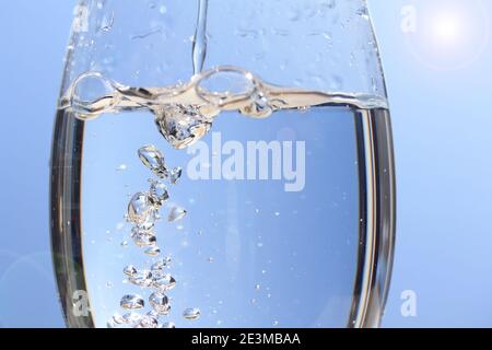 bulle d'eau résumé en verre propre, verre transparent au soleil, photographie de fond d'onde bleue naturelle Banque D'Images