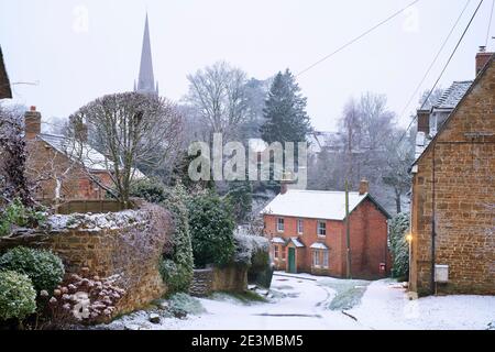 Little Bridge Road en début de matinée, neige de janvier. Bloxham, Oxfordshire, Angleterre Banque D'Images
