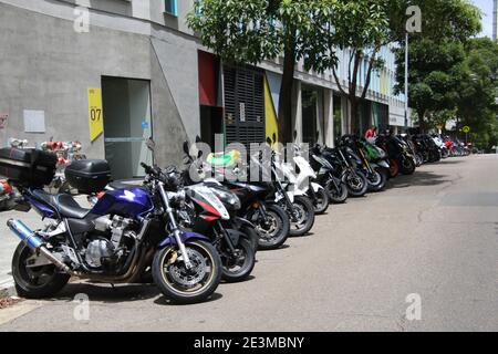 Une longue ligne de motos garées au parking gratuit pour motos devant l'Université de technologie de Sydney (UTS) sur Thomas Street, Ultimo, Sydney, Nouvelle-Galles du Sud Banque D'Images