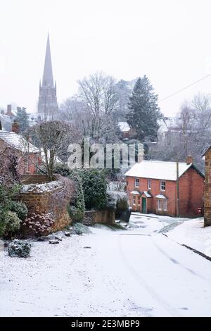 Little Bridge Road en début de matinée, neige de janvier. Bloxham, Oxfordshire, Angleterre Banque D'Images
