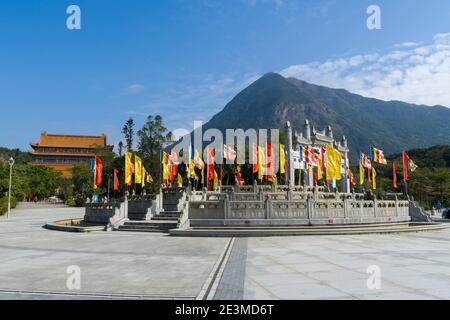 Di Tan, l'espace ouvert faisant face au monastère de po Lin et au Bouddha géant situé sur le plateau de Ngong Ping, sur l'île de Lantau Banque D'Images