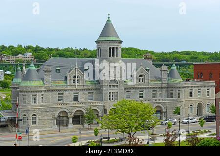 L'ancien bureau de poste et palais de justice est un ancien bâtiment historique du gouvernement fédéral de style roman de renouveau sur Water Street dans le centre-ville d'Augusta, Ma Banque D'Images