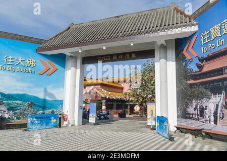 Entrée du village de Ngong Ping. Un centre de vente au détail et de divertissement adjacent à la gare supérieure du téléphérique Ngong Ping 360 Banque D'Images