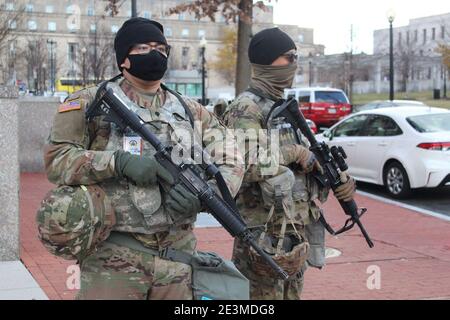 Washington DC, District de Columbia, États-Unis. 18 janvier 2021. Alors que l’investiture de Joe Biden s’échauffe, Washington DC ressemble à une zone de guerre. Les 2 gardes nationaux regardent une rue à côté du Congrès. Pas moins de 25,000 soldats, 4,000 Marshalls, la police du Capitole et les unités d'opérations spéciales du FBI ont été déployées dans la capitale américaine alors que les menaces atteignent leur maximum après l'attaque meurtrière sur Capitol Hill le 6 janvier. Crédit : Marie le BLE/ZUMA Wire/Alay Live News Banque D'Images