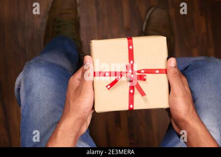 homme tenant main boîte cadeau vue du dessus Banque D'Images