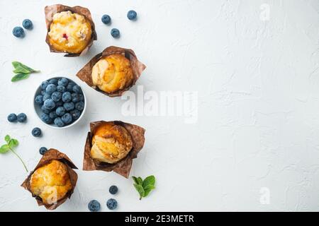 Muffins aux myrtilles avec berrie fraîche, sur fond blanc, plan de dessus avec espace de copie pour le texte Banque D'Images