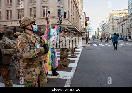 Washington, DC, Etats-Unis, 18 janvier 2021. Photo : une de ces choses n'est pas comme les autres. Le spectacle Instagram, Crackhead Barney et Friends, filmait dans le centre-ville dans le cadre du confinement de l'inauguration présidentielle. L'équipage a réussi à rendre les troupes de la Garde nationale mal à l'aise en demandant à plusieurs reprises où elles étaient le 6 janvier, en se référant à l'insurrection du Capitole. Les préparatifs et les mesures de sécurité ont été institués bien plus tôt que d'habitude en raison de la menace de violence que représentent les partisans de Trump, les partisans de la suprématie blanche et d'autres exrémistes de droite. Crédit : Allison C Bailey/Alay Live News Banque D'Images