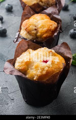 Muffins aux myrtilles avec berrie fraîche, sur fond gris Banque D'Images