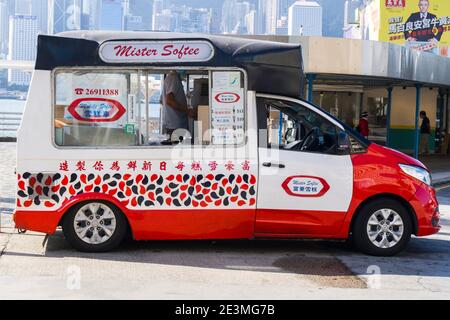 Camion de crème glacée Mister Softee stationné devant le Star Ferry Pier, Kowloon. Gros plan, vue au niveau des yeux Banque D'Images