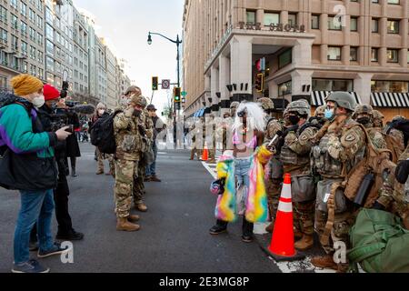 Washington, DC, Etats-Unis, 19 janvier 2021. Photo :le spectacle Instagram, Crackhead Barney et ses amis, filmait au centre-ville dans le cadre du confinement de l'inauguration présidentielle. L'équipage a réussi à rendre les troupes de la Garde nationale mal à l'aise en demandant à plusieurs reprises où elles étaient le 6 janvier, en se référant à l'insurrection du Capitole. Les préparatifs et les mesures de sécurité ont été institués bien plus tôt que d'habitude en raison de la menace de violence que représentent les partisans de Trump, les partisans de la suprématie blanche et d'autres extrémistes de droite. Crédit : Allison C Bailey/Alay Live News Banque D'Images