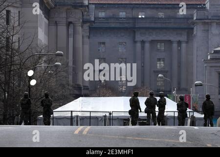 Washington DC, États-Unis. 19 janvier 2021. Après les émeutes de janvier 6 au Capitole des États-Unis, le FBI a publié une déclaration avertissant de nouvelles menaces à la capitale nationale ainsi que dans les cinquante États. Pendant les heures de l'administration actuelle, quelque 25,000 gardes nationaux ont été déployés dans la ville pour se prémunir en vue de l'investiture de Joe Biden comme 46e président des États-Unis. Photo de John Lamparski/SIPA USA crédit: SIPA USA/Alay Live News Banque D'Images