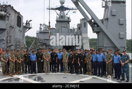 Les Marines affectés au 15e MEU et les marins à bord du navire d'atterrissage amphibie USS Pearl Harbor (LSD 52) posent pour une photo de groupe lors d'un échange d'experts sur le sujet d'une guerre amphibie avec des homologues militaires indiens à Goa. Banque D'Images