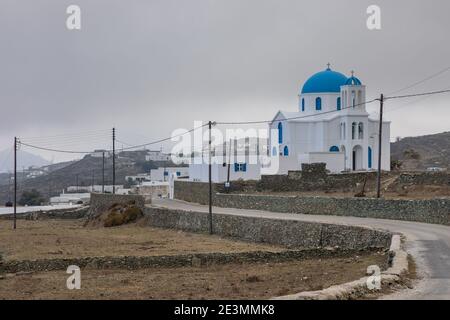 ANO Meria, île de Folegandros, Grèce - 24 septembre 2020 : église Saint George, grand bâtiment avec dômes bleus et volets. Banque D'Images