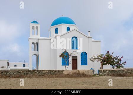 ANO Meria, île de Folegandros, Grèce - 24 septembre 2020 : église Saint George, grand bâtiment avec dômes bleus et volets. Banque D'Images