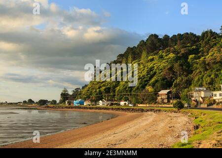 La petite colonie de Tararu sur la pittoresque péninsule de Coromandel, Nouvelle-Zélande Banque D'Images