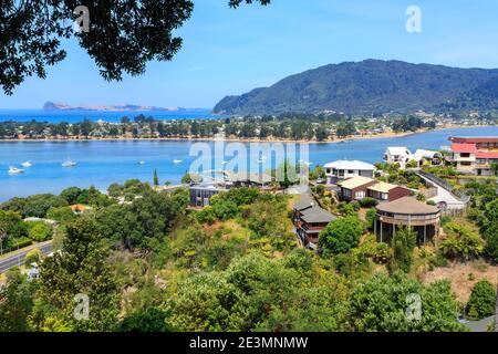 Vue depuis un point de vue à Tairua, une ville sur la péninsule de Coromandel, Nouvelle-Zélande. De l'autre côté du port se trouve la ville voisine de Pauanui Banque D'Images