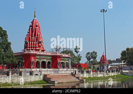 Vue sur le lac. Le temple Dham Shyama Kali de mère Kali construit sur le pyre à Darbhanga, Bihar, Inde Banque D'Images