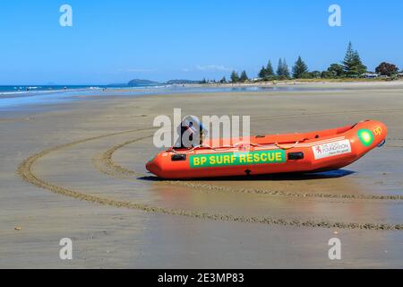 Un bateau de sauvetage gonflable de surf, parrainé par la société BP, sur la plage de Waihi, en Nouvelle-Zélande Banque D'Images