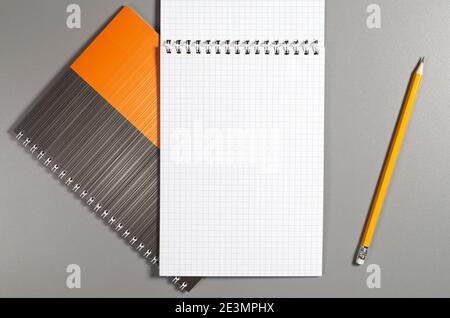 Bloc-notes et crayon sur fond gris, vue de dessus Banque D'Images